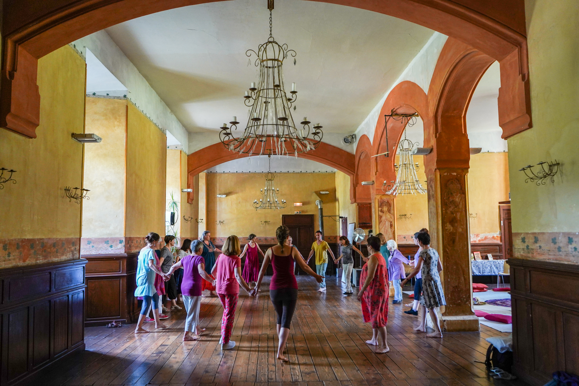 Danses en cercle, danses du monde