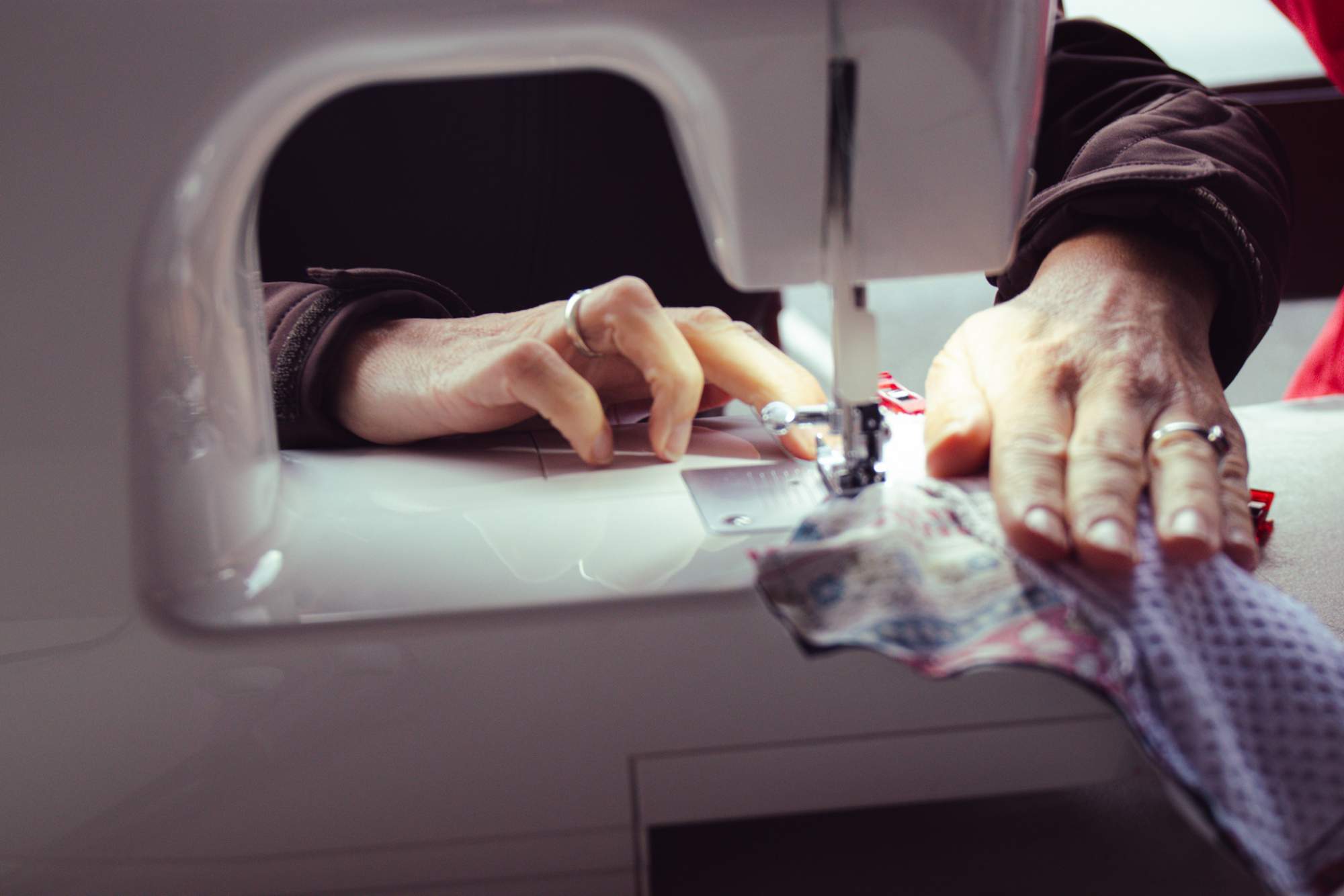 Atelier couture de protections périodiques réutilisables par l&rsquo;association Bon Sang